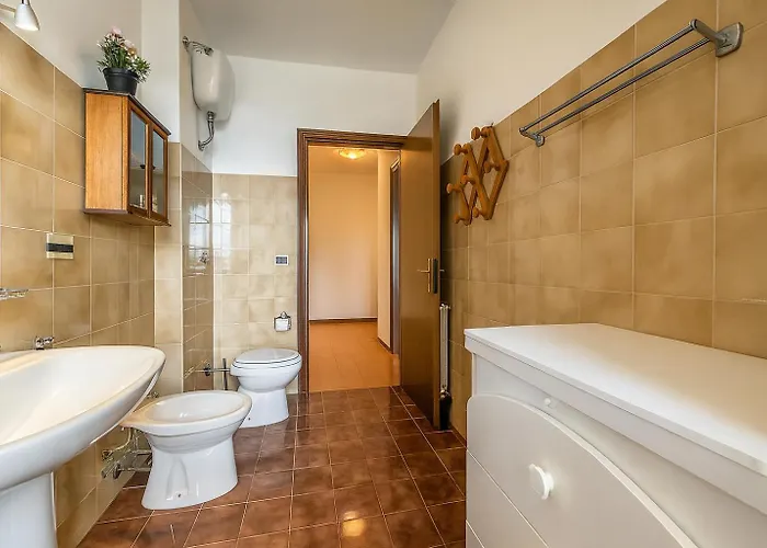 -10 Minutes From The Station- - 5 Beds- * Rom