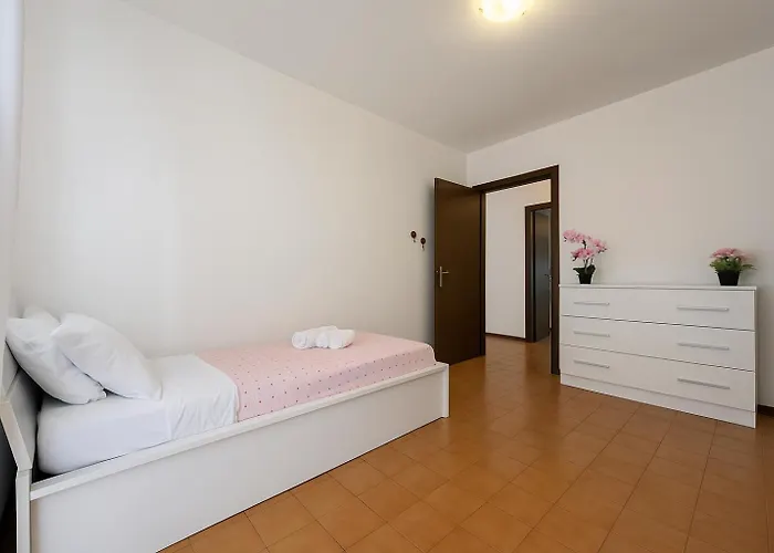 -10 Minutes From The Station- - 5 Beds- * Rom